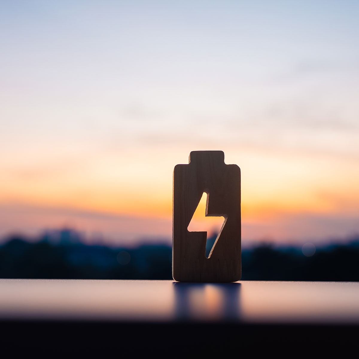 Moderne Energiespeicherung Blitzsymbol einer Batterie vor Sonnenuntergang