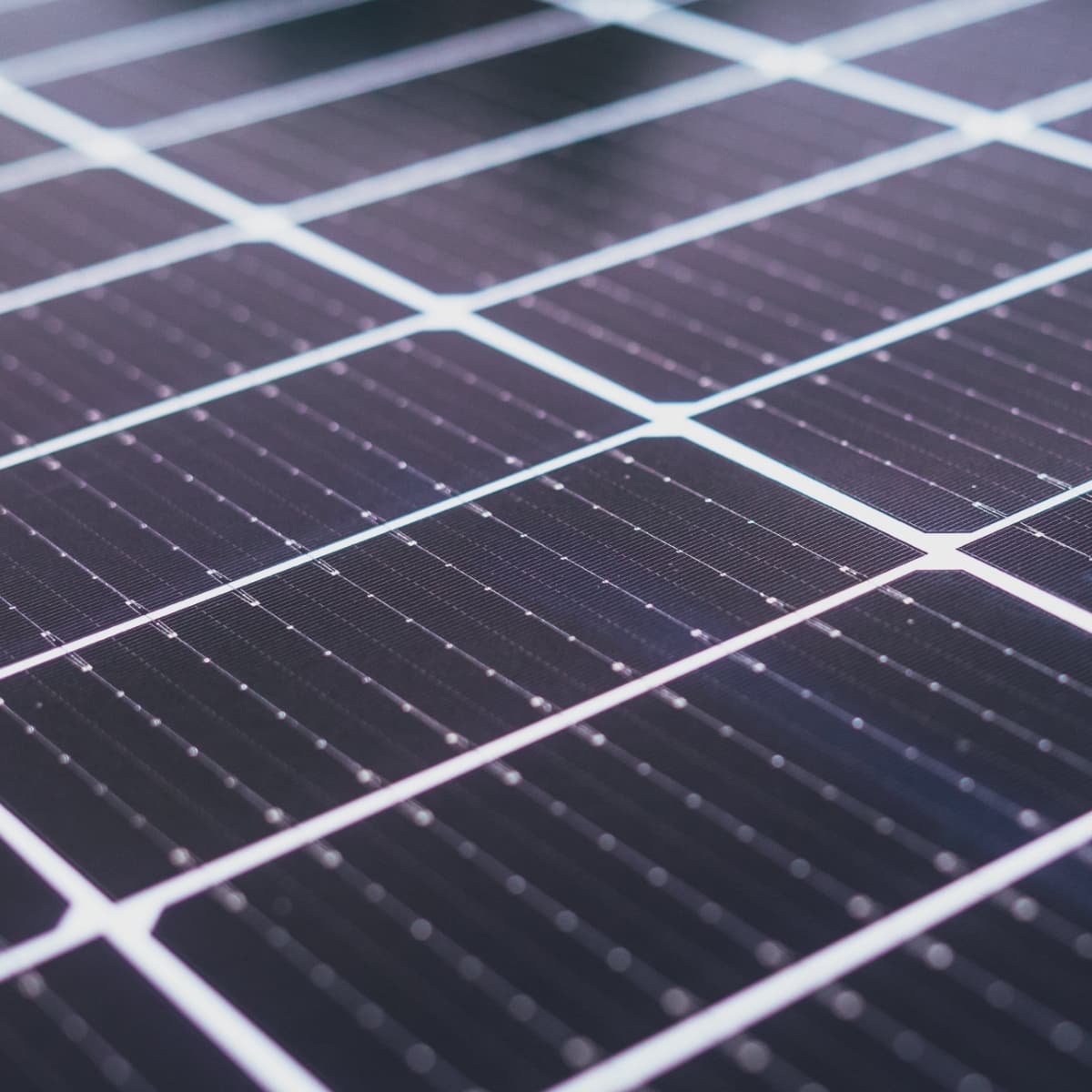 Nahaufnahme moderner Solarmodule Detailaufnahme von Solarpaneelen mit klar sichtbaren Zellen und feinen Leitungen